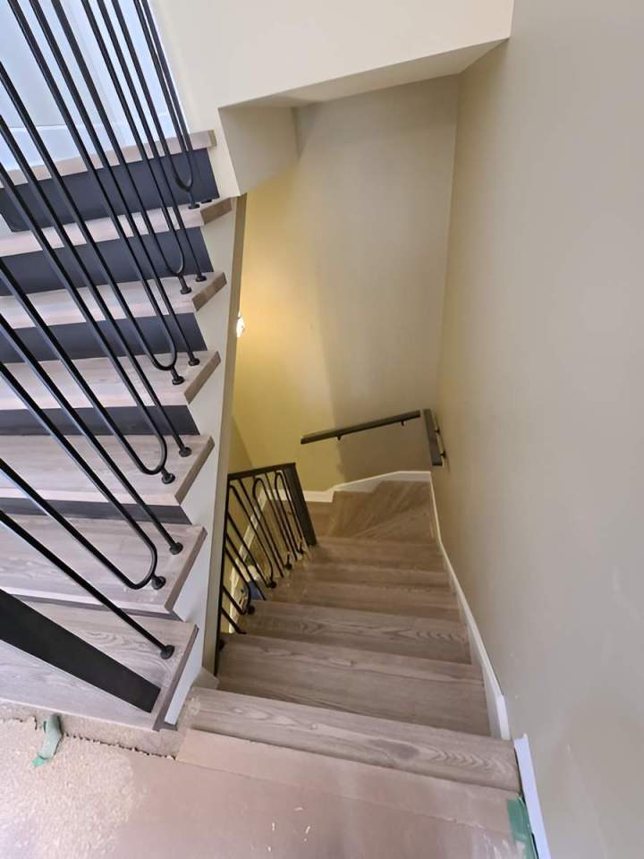 Escalier en bois avec rampes métalliques Saint-Hyacinthe